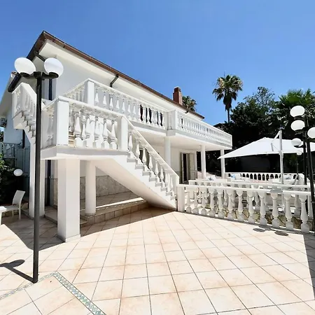 Rachele Con Piscina Holiday home