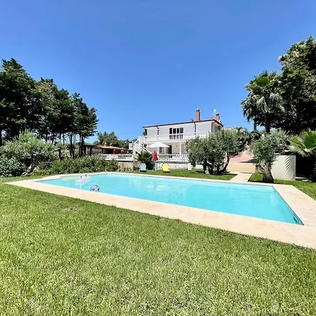 بيت للعطل Rachele Con Piscina *