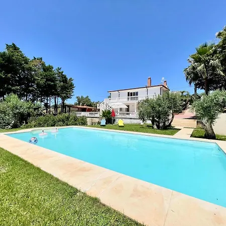 بيت للعطل Rachele Con Piscina *